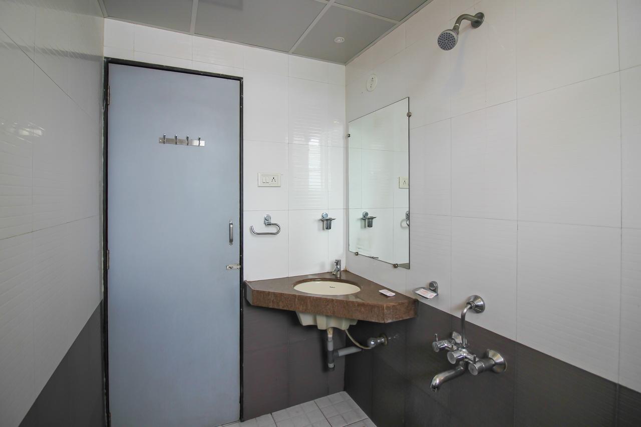 Oyo 24197 Saptaruchi Hotel Pimpri-Chinchwad Exterior photo